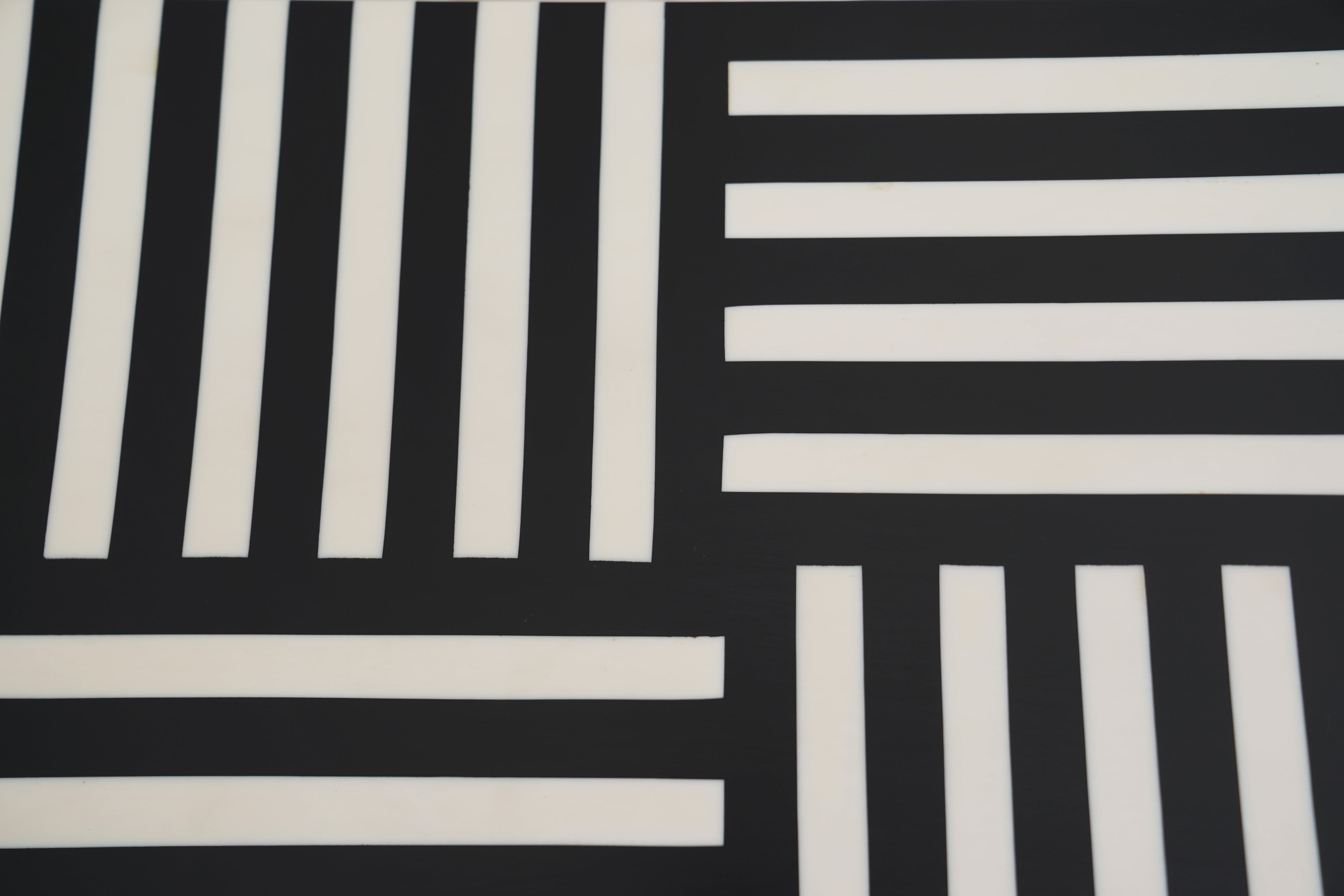 ADRA - Console en résine noir et blanche