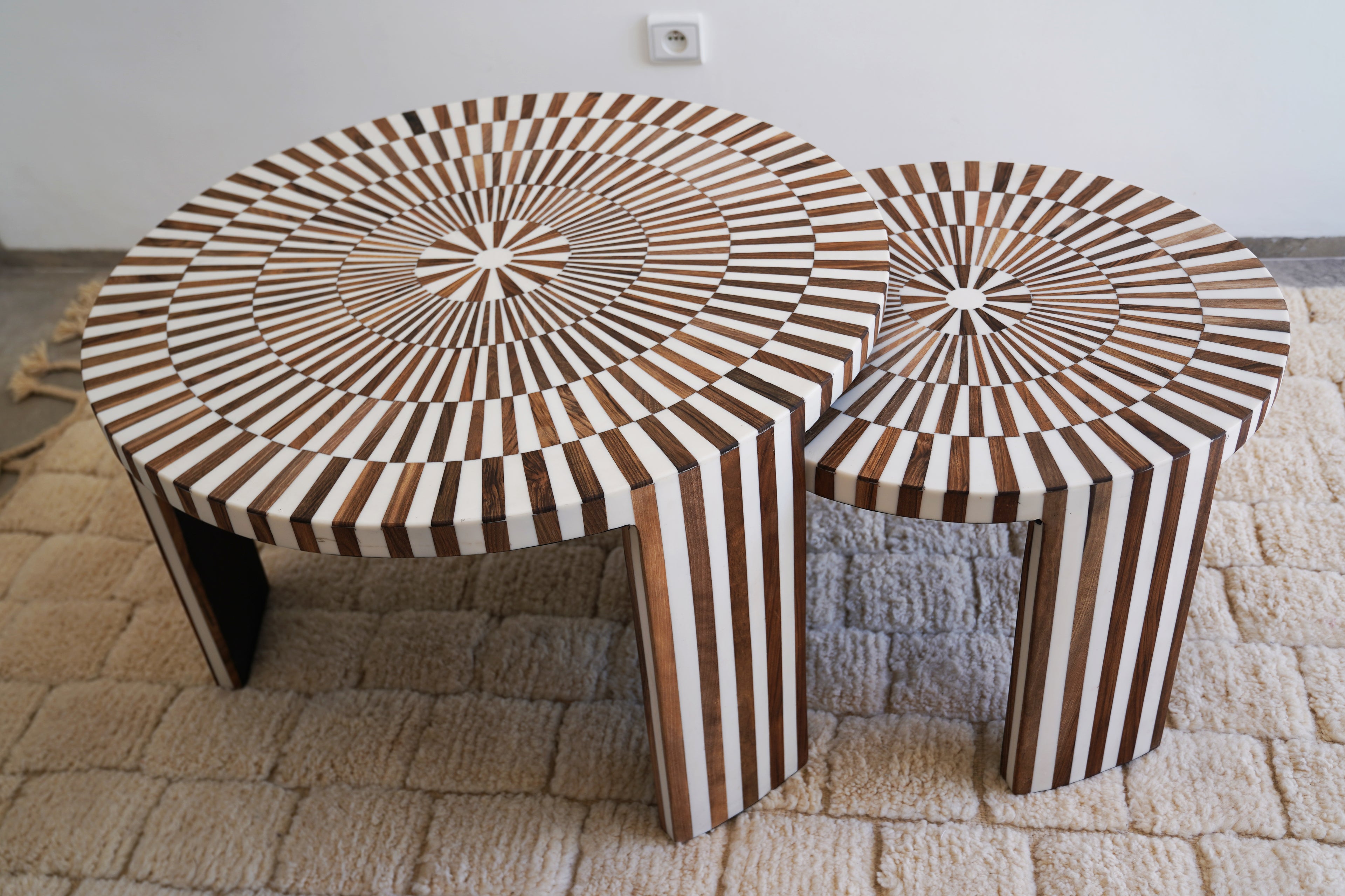 CLÉO - Duo table basse en résine et bois de noyer