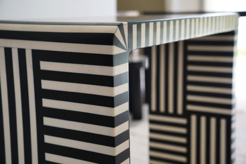 ADRA - Console en résine noir et blanche